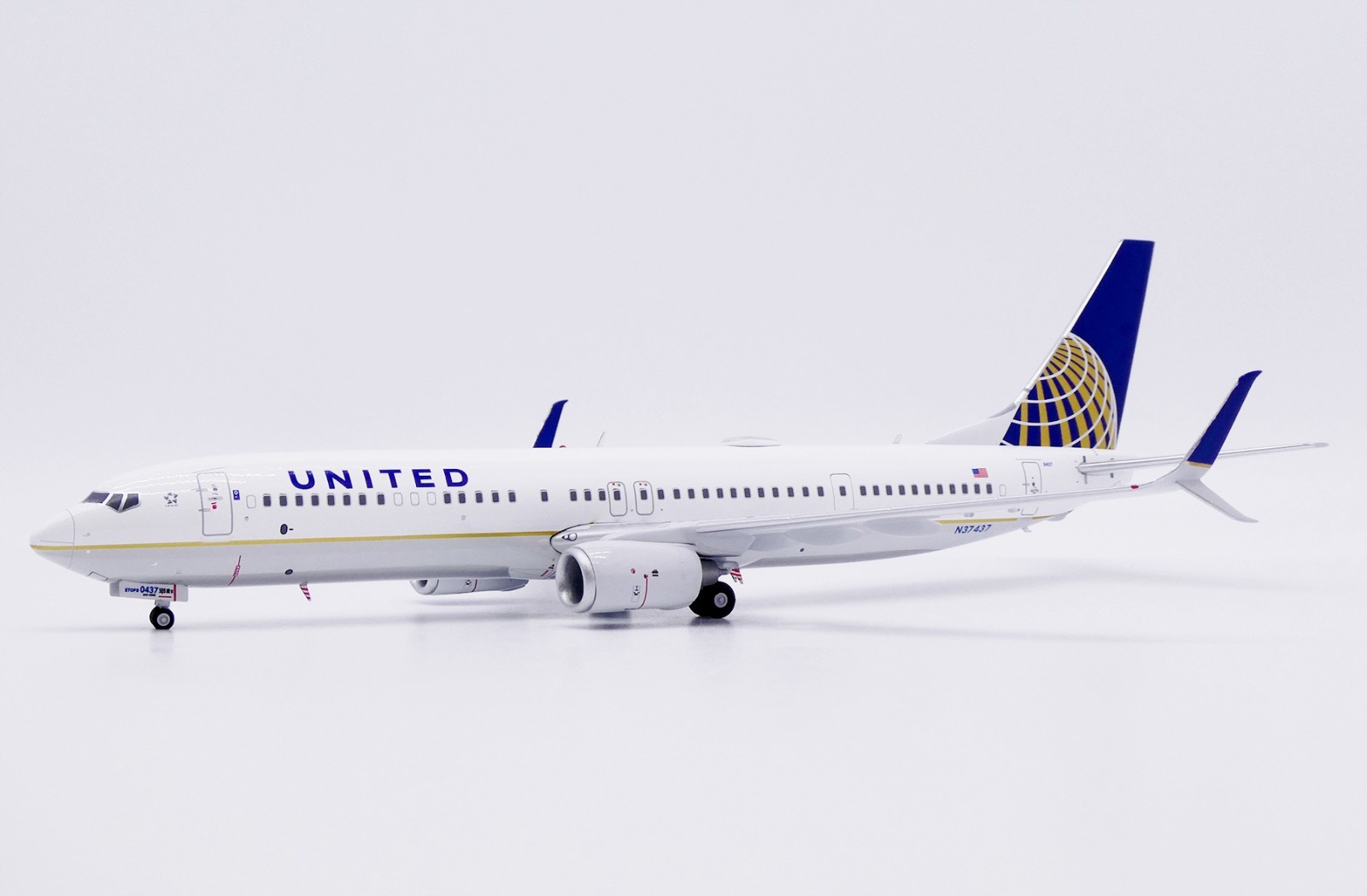 United B737-900ER Reg: N37437 JC Wings Scale 1:200 Diecast Model XX20619