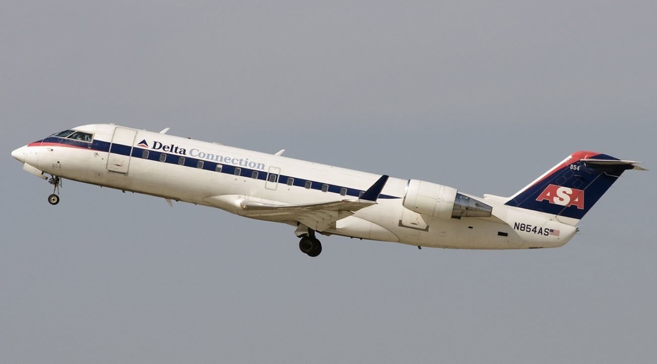 Bombardier CRJ-200ER CRJ200 Delta Connection (ASA) Desk Wood Model Small 1/100