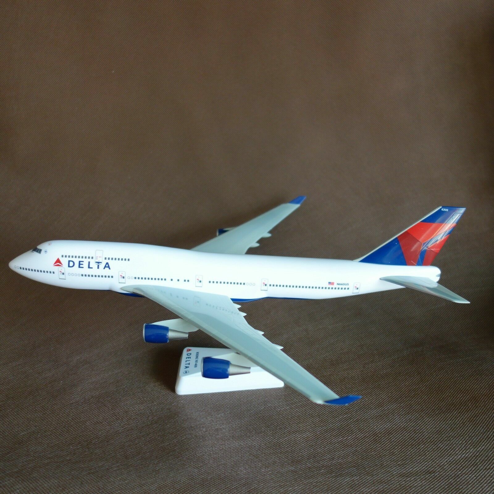 1/200 Delta Airlines Boeing B747-400 Desk Display Airplane Model Reg # N665US