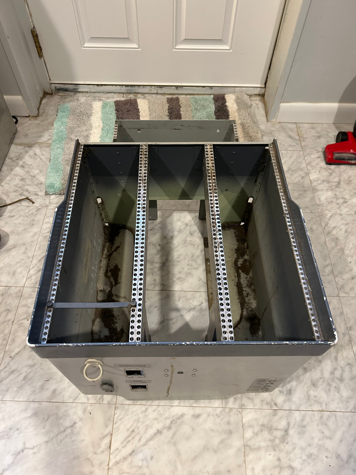 Boeing 737-600 OEM Aft Center Pedestal 3 Bay PN: 233A6302-24 Boeing 737-600 OEM Aft Center Pedestal 3 Bay PN: 233A6302-24