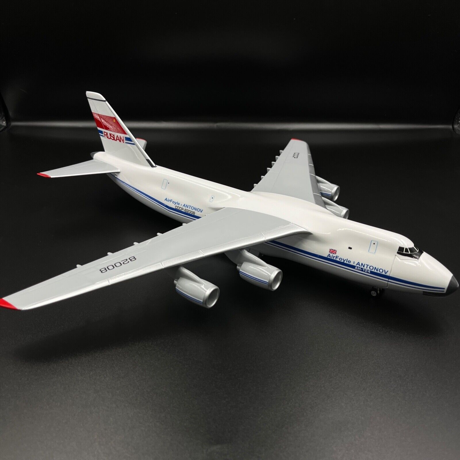 Antonov An-124 Air Foyle HeavyLift, scale 1:200, Nauport, cast resine