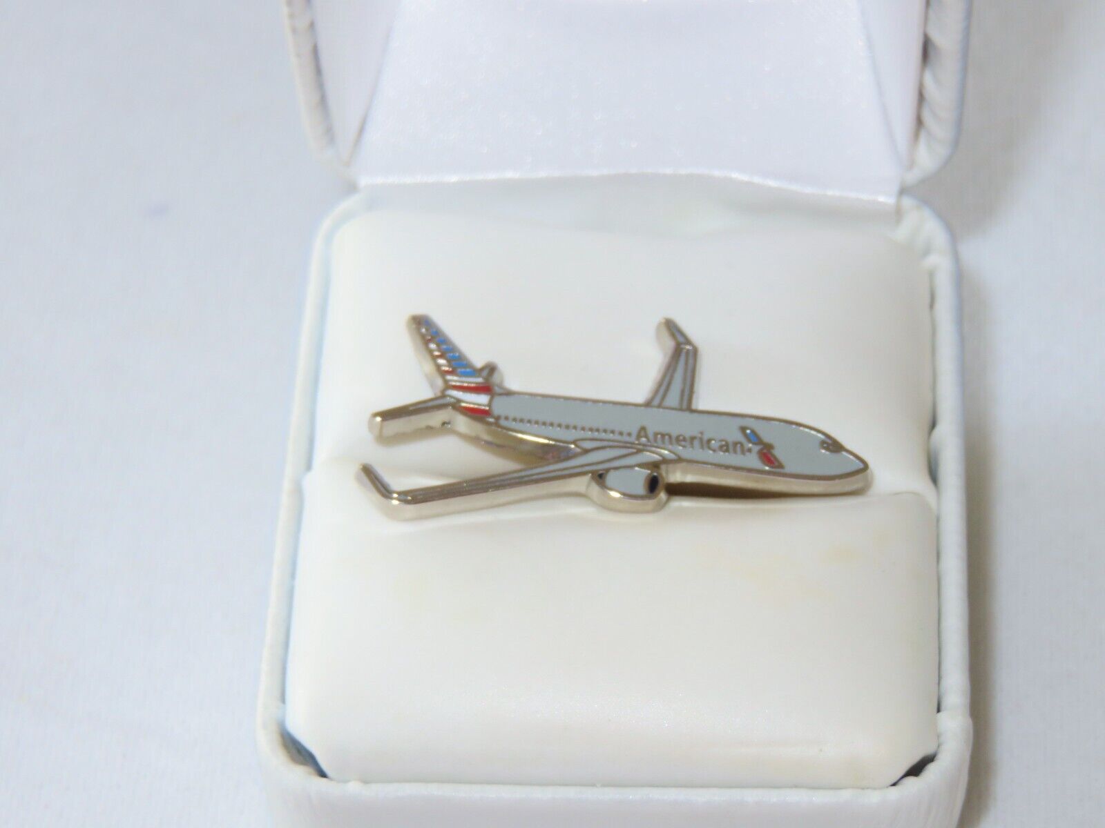 AMERICAN AIRLINES BOEING 737 AIRPLANE LAPEL TACK PIN AA PILOT GIFT COLLECTIBLE