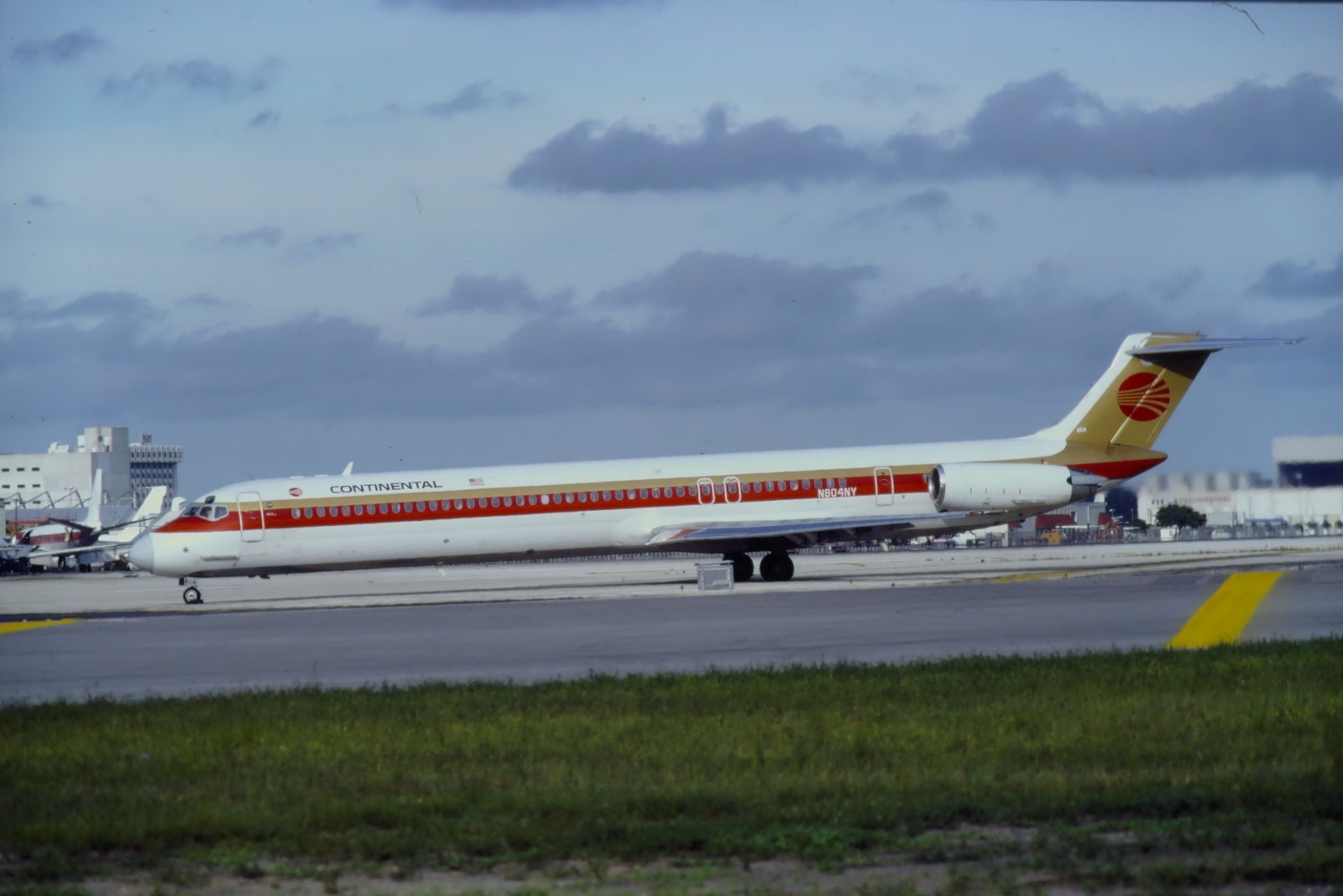 KA84_N804NY_CONTINENTAL AIRLINES_DC-9-82_1987 - ORIGINAL KODAK SLIDE KA84_N804NY_CONTINENTAL AIRLINES_DC-9-82_1987 - ORIGINAL KODAK SLIDE