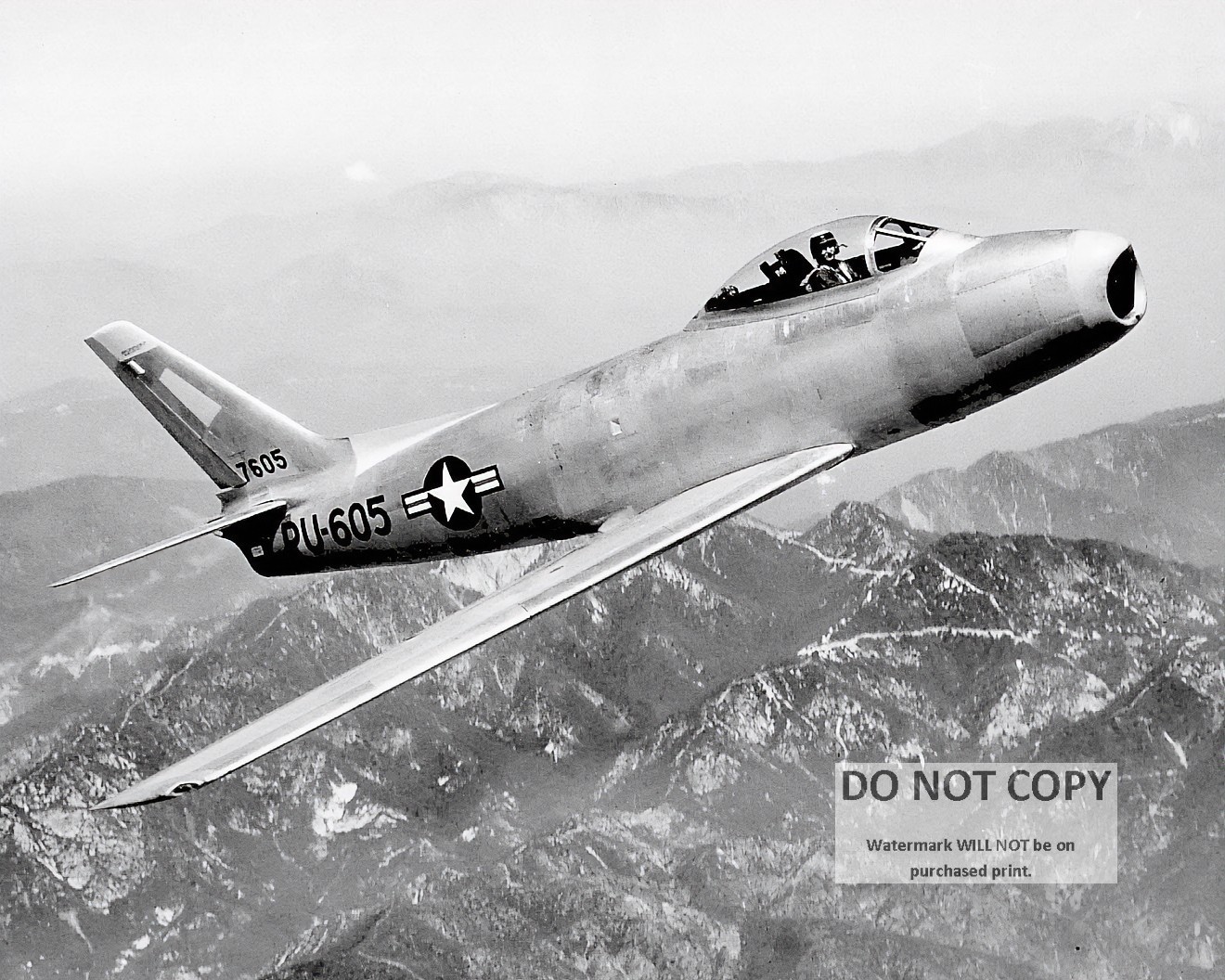 NORTH AMERICAN F-86 SABRE IN FLIGHT, CIRCA 1951 - 8X10 PHOTO (MW-519)