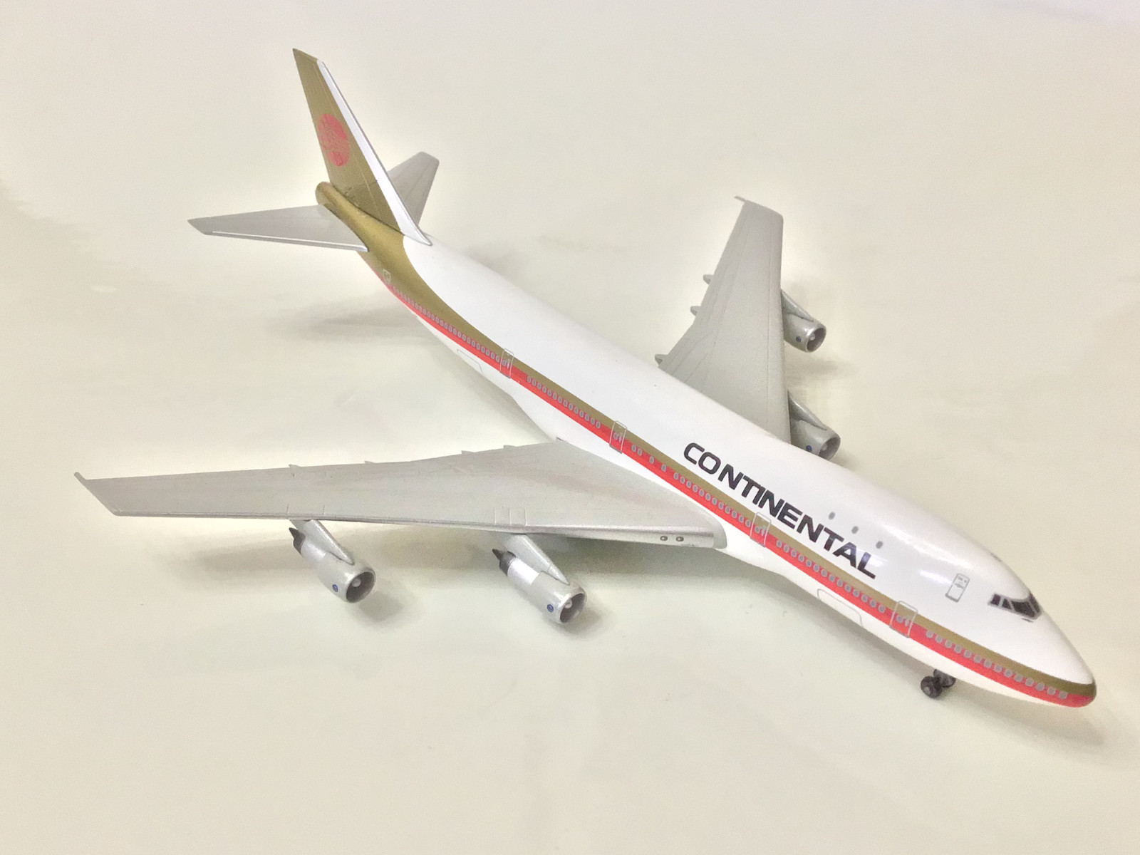 Dragon 1:400 CONTINENTAL Boeing 747-100