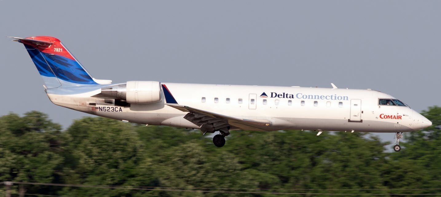 Bombardier CRJ-200ER CRJ200 Delta Connection Comair Desk Wood Model Small 1/100