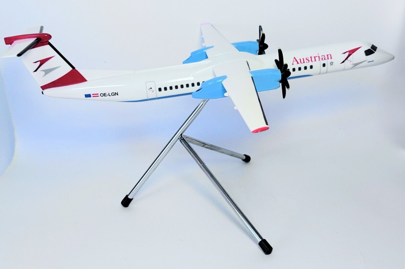 Bombardier Dash-8-Q400 Austrian Airlines Lupa Snap Fit Collectors Model 1:100