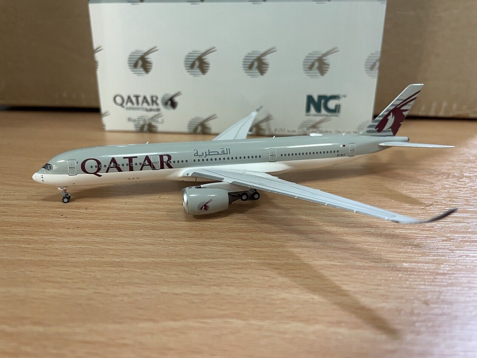 Qatar Airways A350-900 1:400 (Reg A7-ALJ) NG39011 NG Models