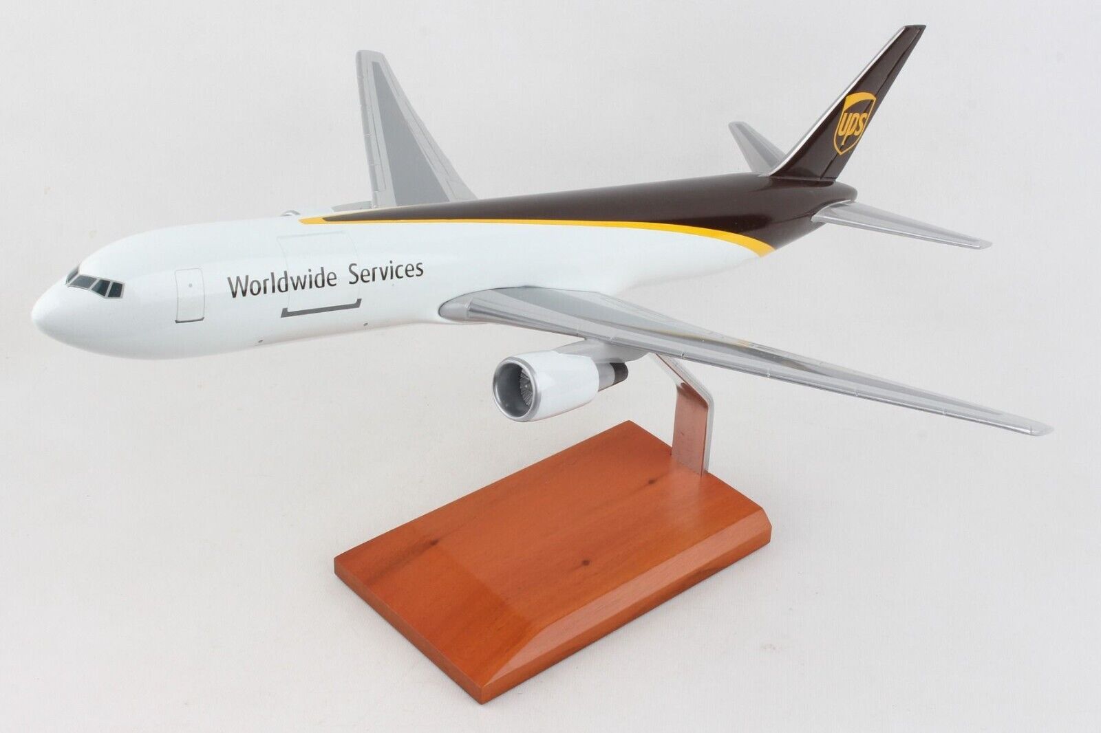 UPS Worldwide Services Boeing 767-300F Desk Top Display 1/100 Model ES Airplane