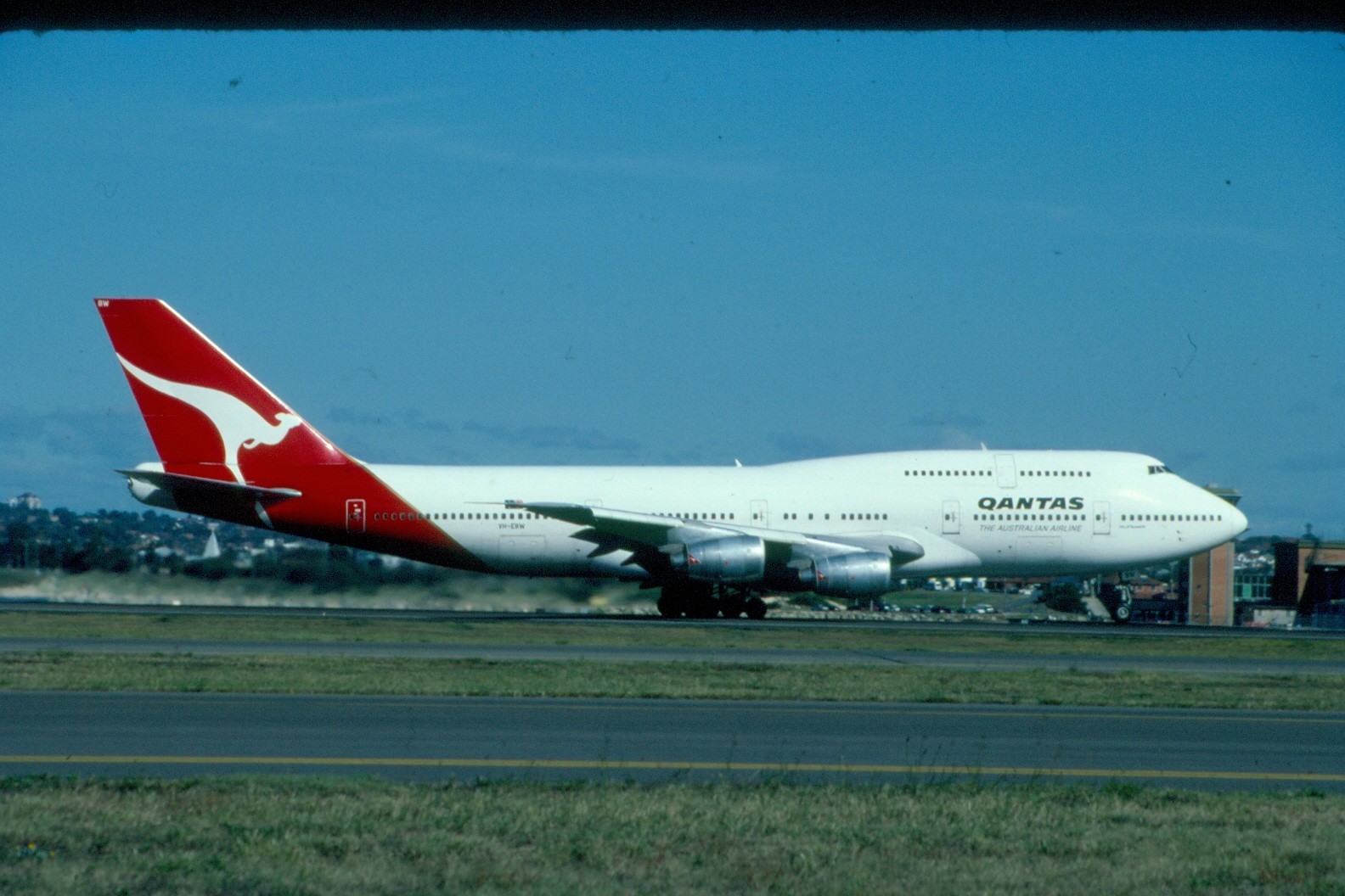 VH-300 QANTAS B747-300 ORIGINAL KODAK SLIDE (NA081) VH-300 QANTAS B747-300 ORIGINAL KODAK SLIDE (NA081)