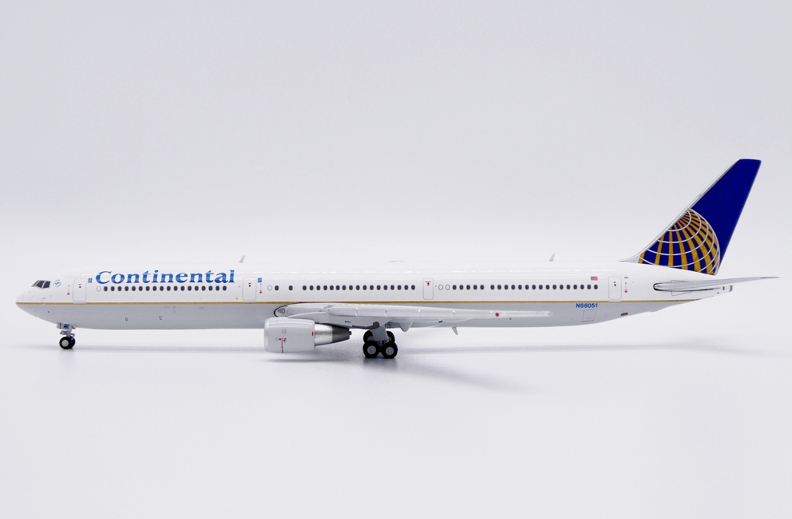Continental Airlines B767-400ER Reg: N66051 JC Wings Scale 1:400 Diecast LH4370
