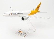 Herpa 613729 Singapore Airlines DHL Boeing 777-200F 9V-DHA Desk 1/200 AV Model picture