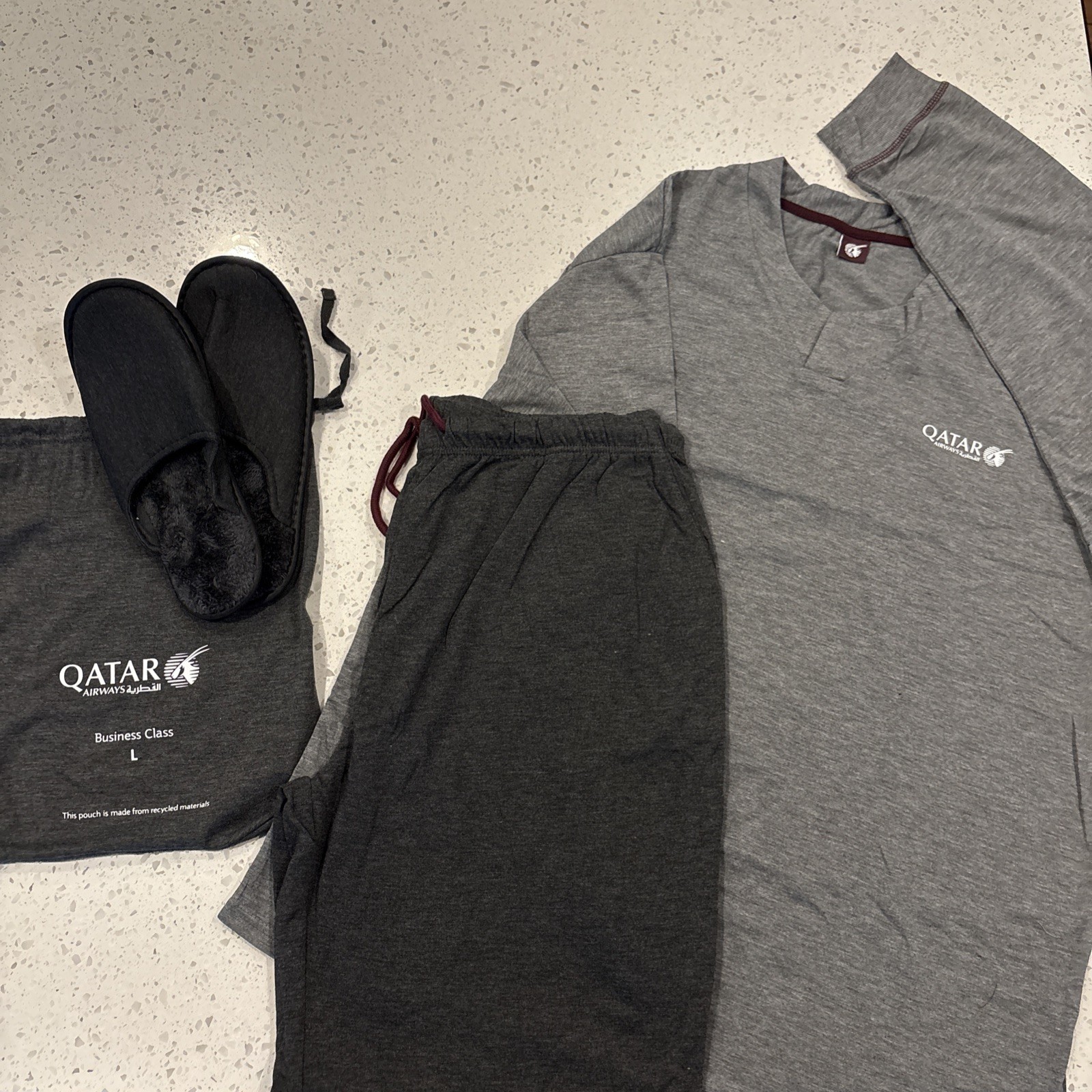 New Qatar Airways Business Class Pajama Set & Slippers Unisex (Size Medium) NEW New Qatar Airways Business Class Pajama Set & Slippers Unisex (Size Medium) NEW
