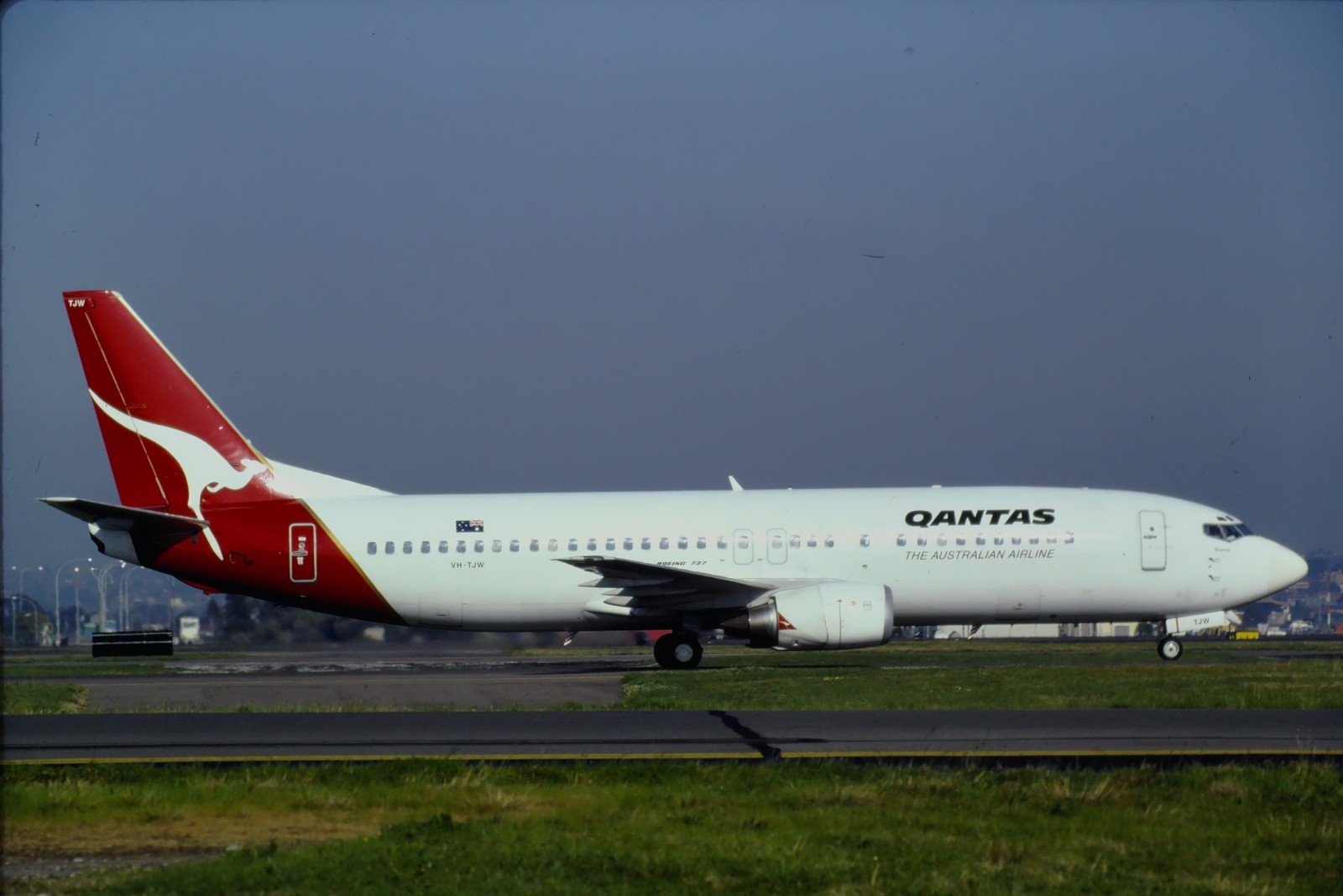 RI901_VH-TJW_QANTAS_B737-4L7_1997_SYD - ORIGINAL KODAK SLIDE RI901_VH-TJW_QANTAS_B737-4L7_1997_SYD - ORIGINAL KODAK SLIDE