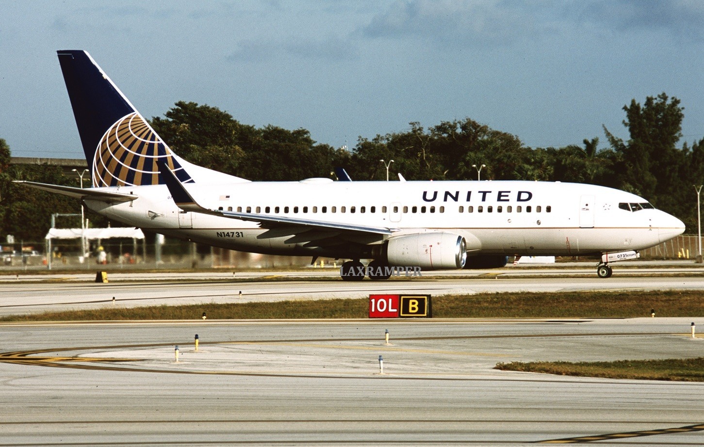 Original 35mm aircraft Slide United Boeing B-737-724 N14751 CN28799 LN546 plane