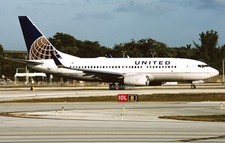Original 35mm aircraft Slide United Boeing B-737-724 N14751 CN28799 LN546 plane picture