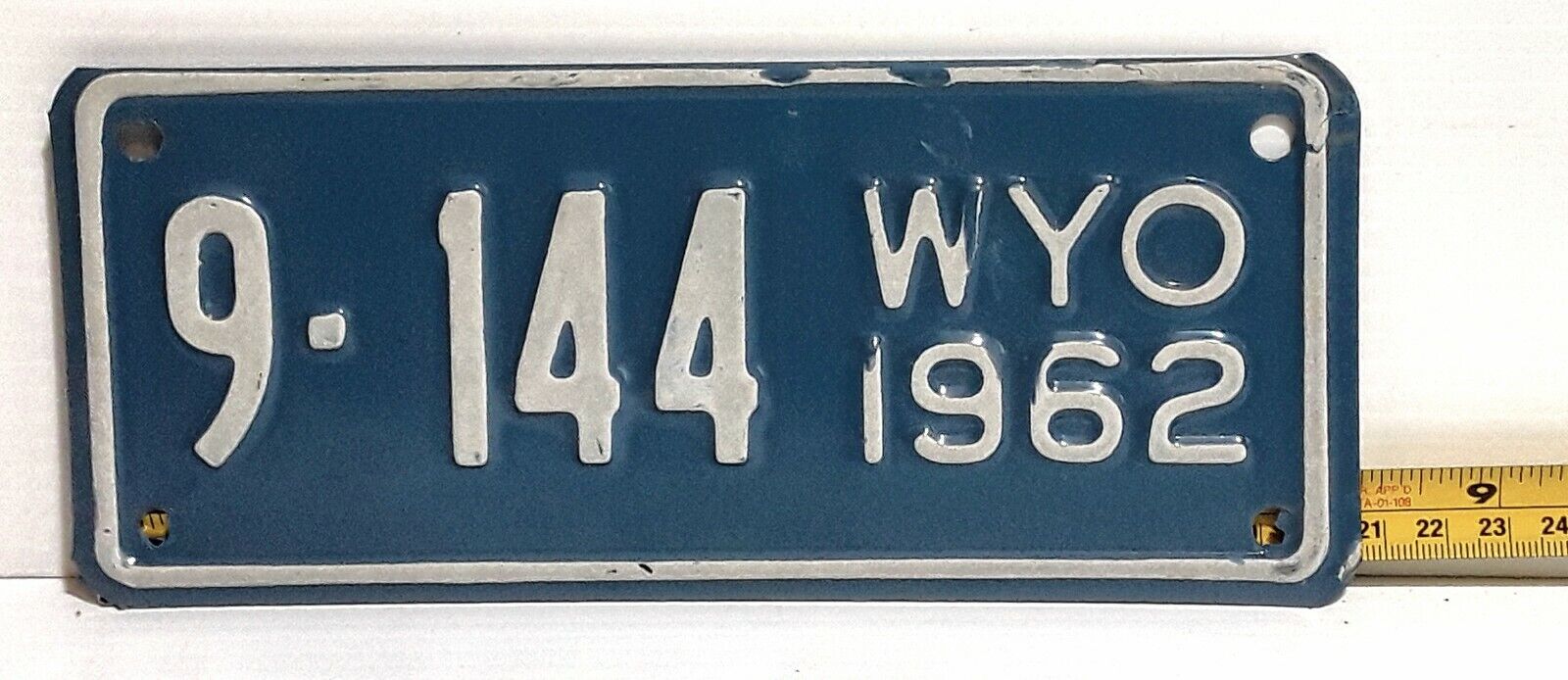 MOTORCYCLE - WYOMING - 1962 license plate - very nice all original glass / blue