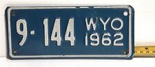 MOTORCYCLE - WYOMING - 1962 license plate - very nice all original glass / blue picture