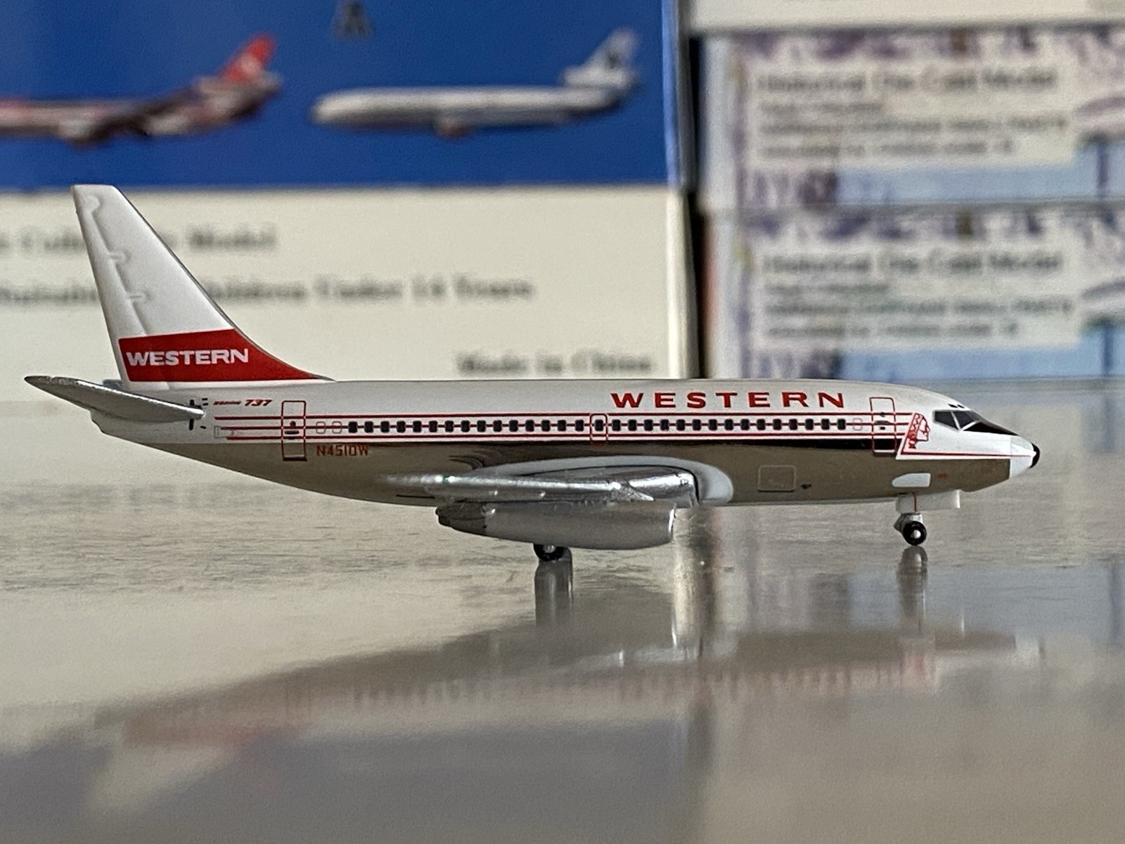 SMAC Seattle Model Western Airlines Boeing 737-200 1:400 N4510W SMA030402