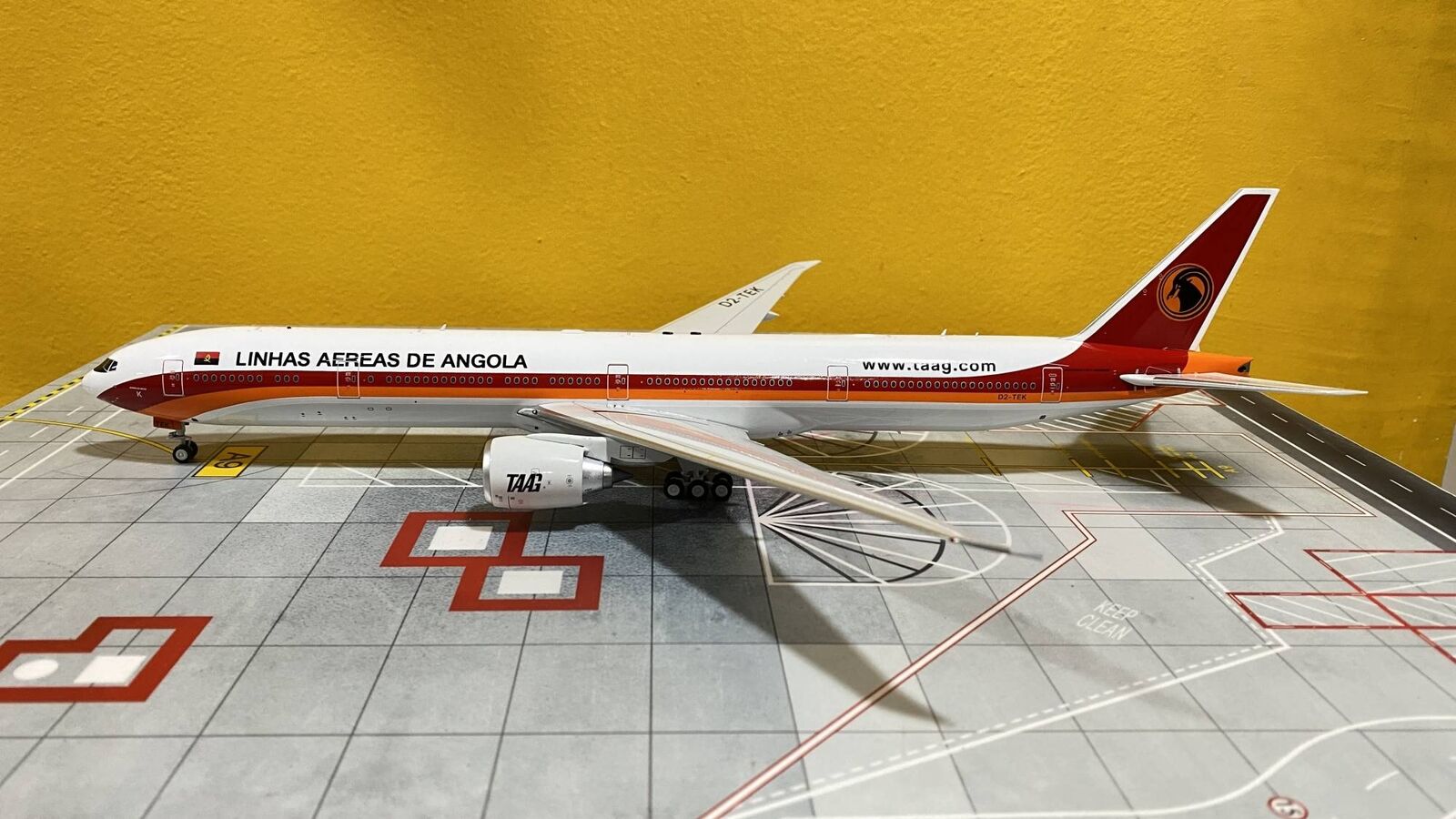Retro RM77301 TAAG Angola Airlines Boeing 777-300 D2-TEK Diecast 1/200 AV Model