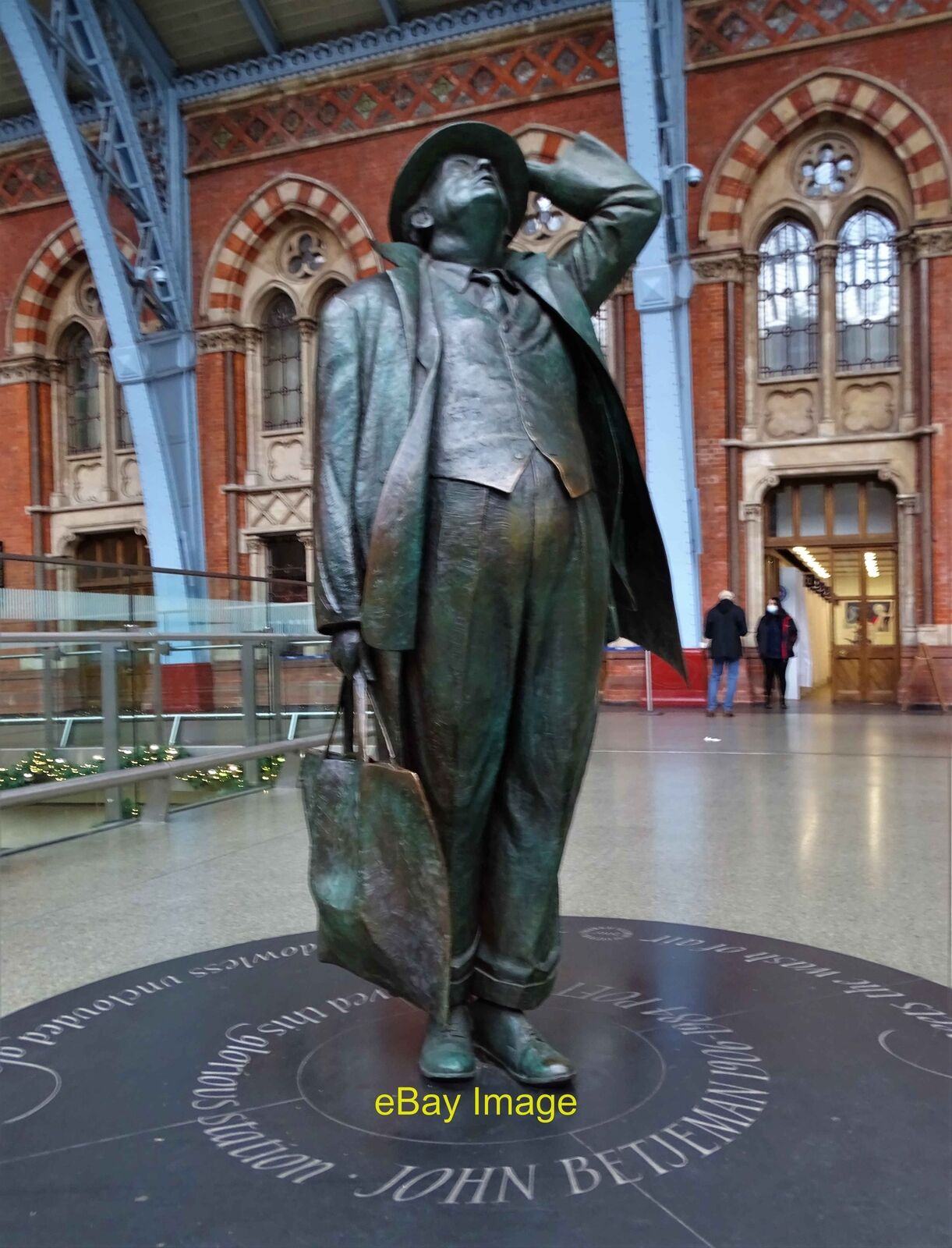 Photo 6x4 Statue of John Betjeman in St Pancras Station London John Betje c2021