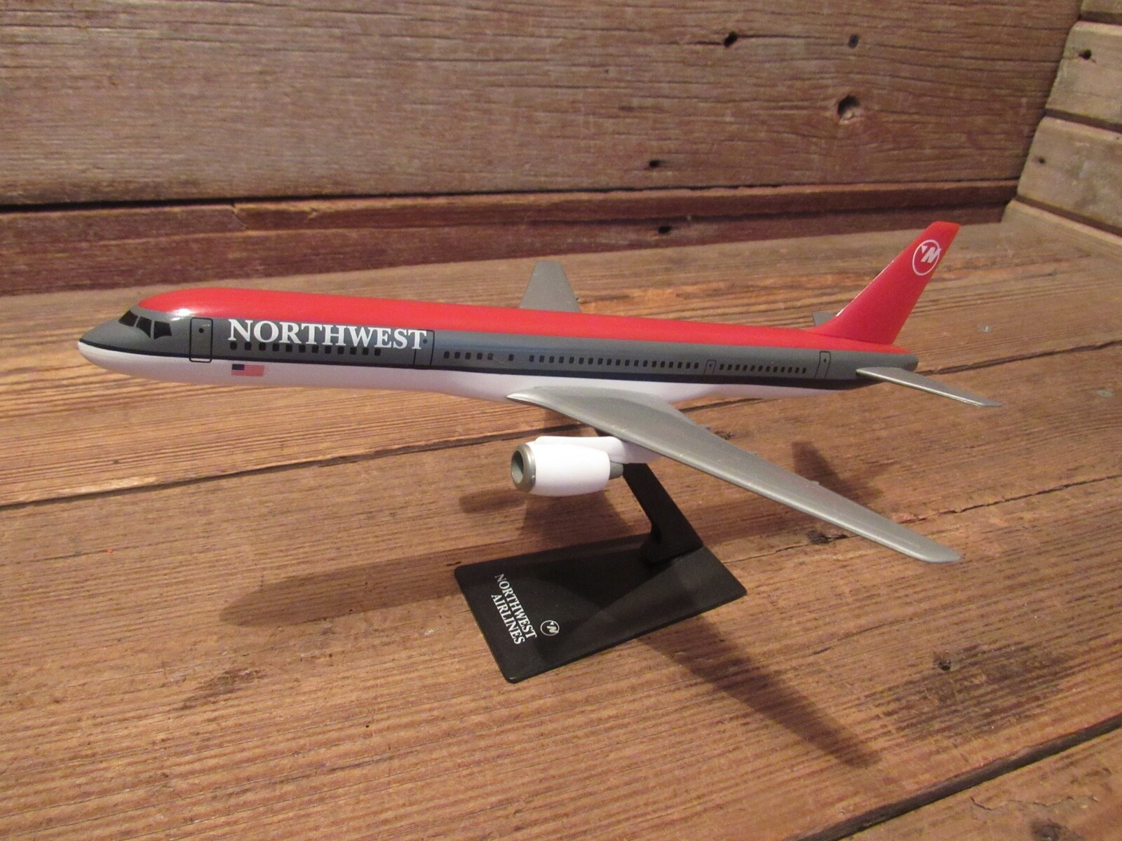 Vintage Boeing 757-200 NORTHWEST Airlines Desk Top Model / Air Jet Vintage Boeing 757-200 NORTHWEST Airlines Desk Top Model / Air Jet