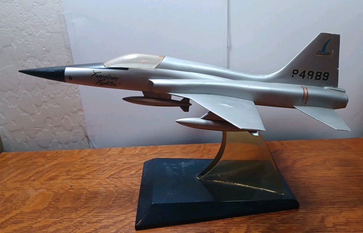 USAF F-5 Model Freedom Fighter Contractors Model w/Stand 13 USAF F-5 Model Freedom Fighter Contractors Model w/Stand 13