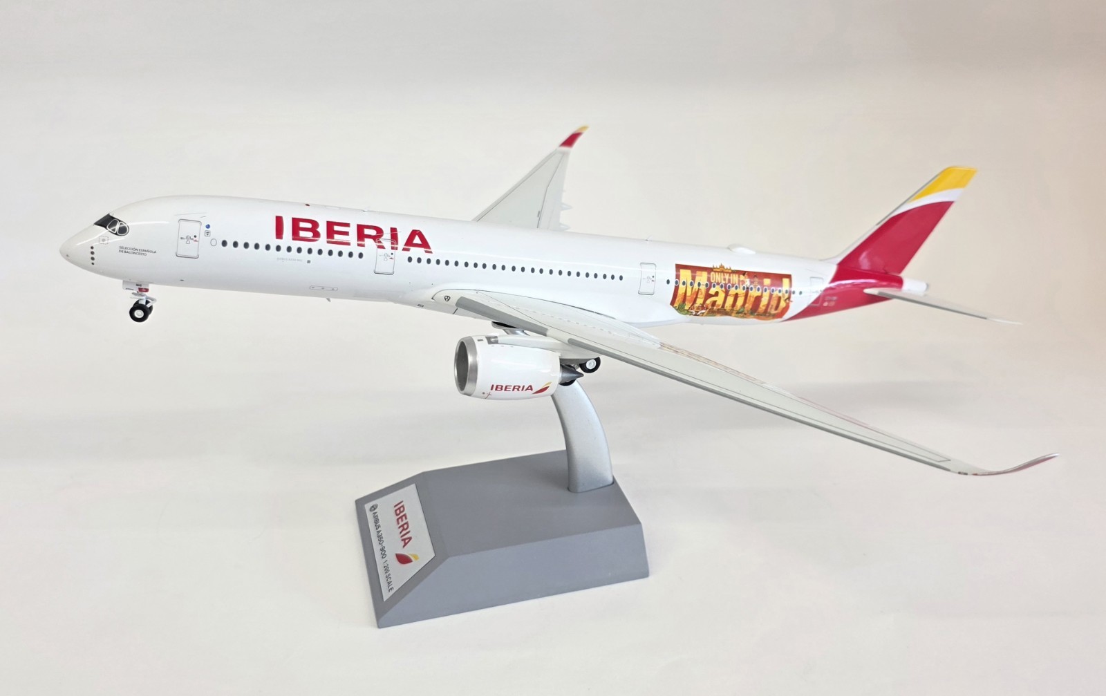 InFlight200 Airbus A350-941 Iberia EC-NIG (with stand) Ref:  IF359IB0426
