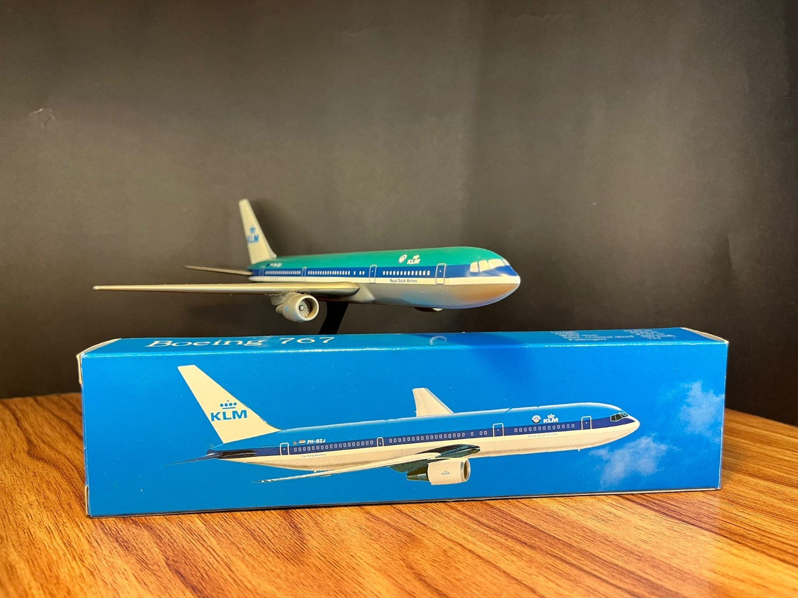 KLM Boeing 767-300 vintage desktop model 1:250 KLM Boeing 767-300 vintage desktop model 1:250