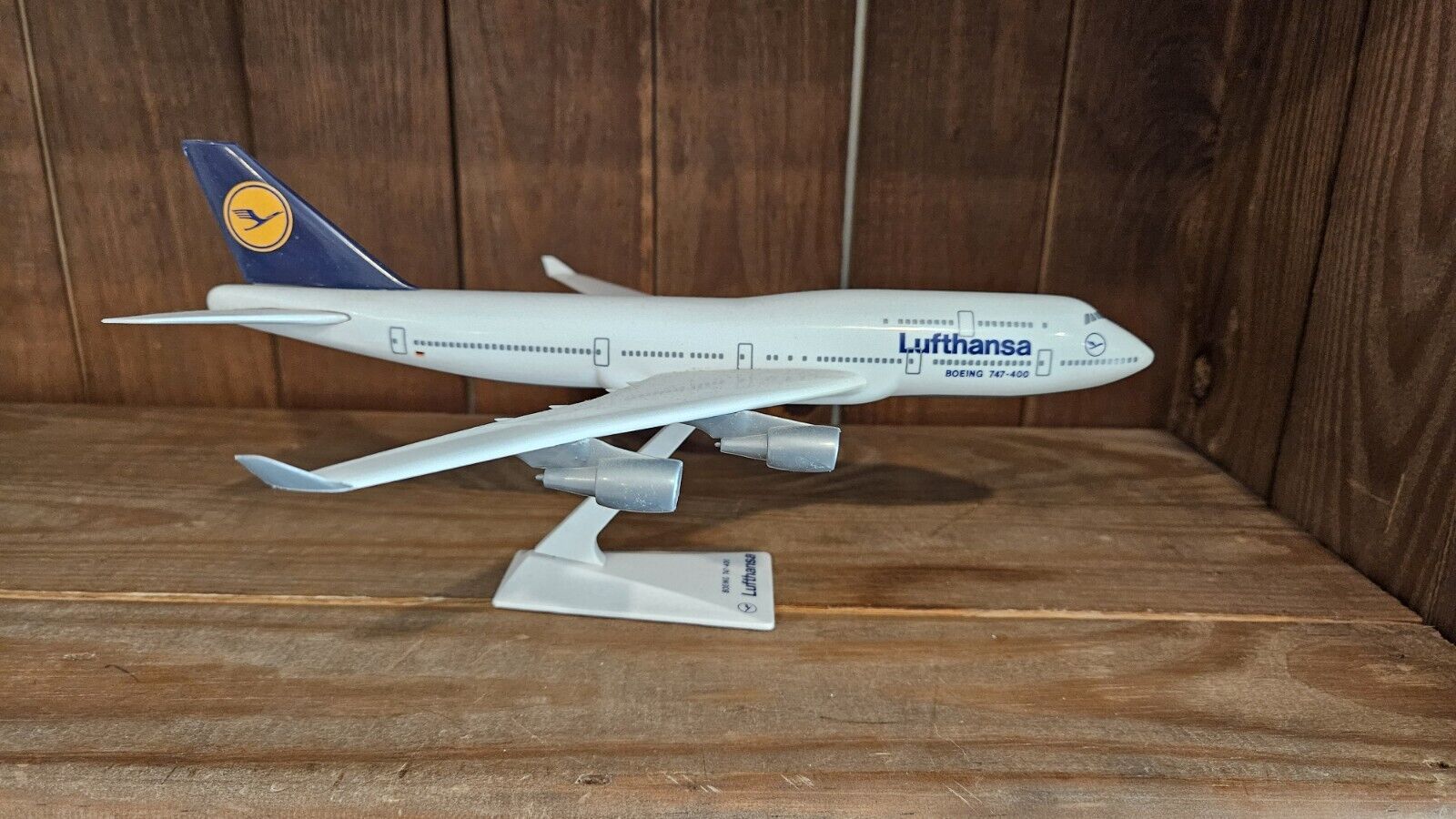 Lufthansa Boeing 747-400 Plastic Snap Fit Model