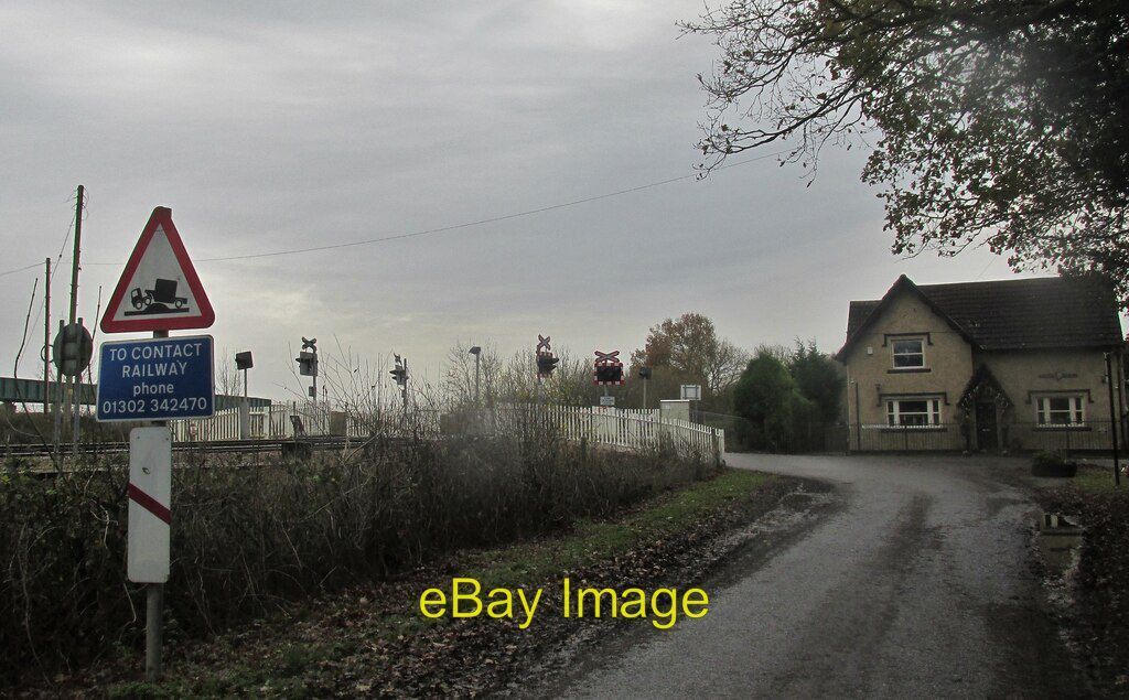 Photo 6x4 Railway crossing at Thorpe Gates Thorpe in Balne A December wal c2021