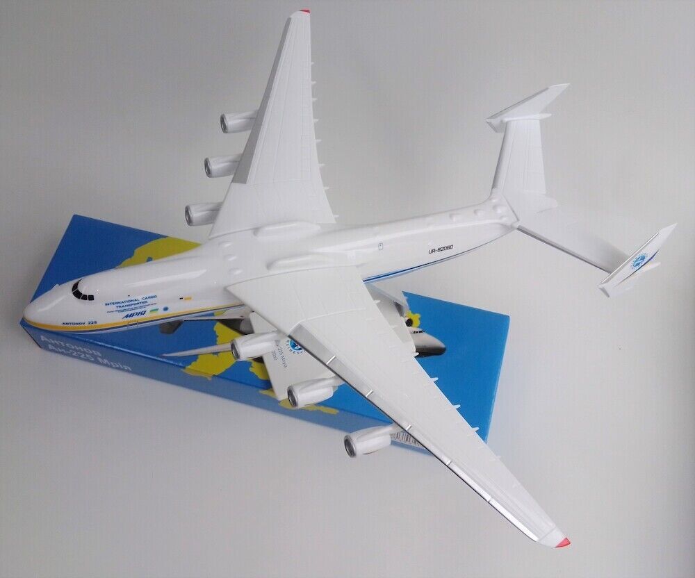Antonov AN-225 Mriya Antonov Airlines UR-82060 42x 44 cms snap fit model +Bonus