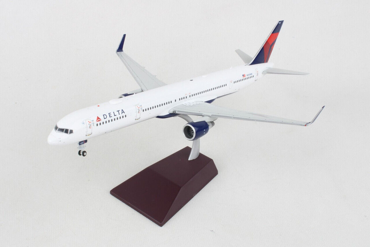 Gemini Jets G2DAL1111 Delta Airlines Boeing 757-300 N590NW Diecast 1/200 Model
