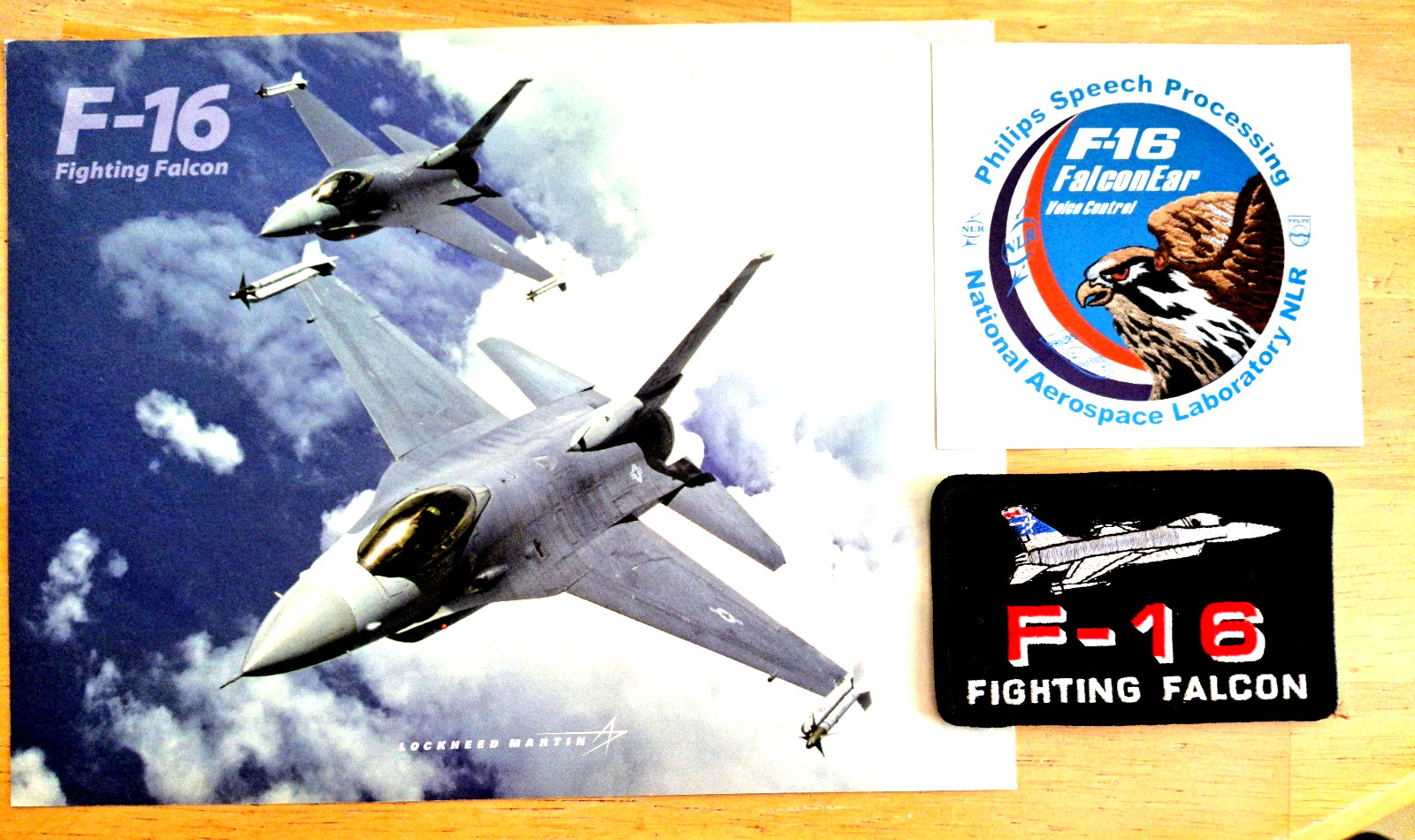 Lockheed Martin USAF F-16 Fighting Falcon Photo Card F-16 Patch + F-16 Sticker