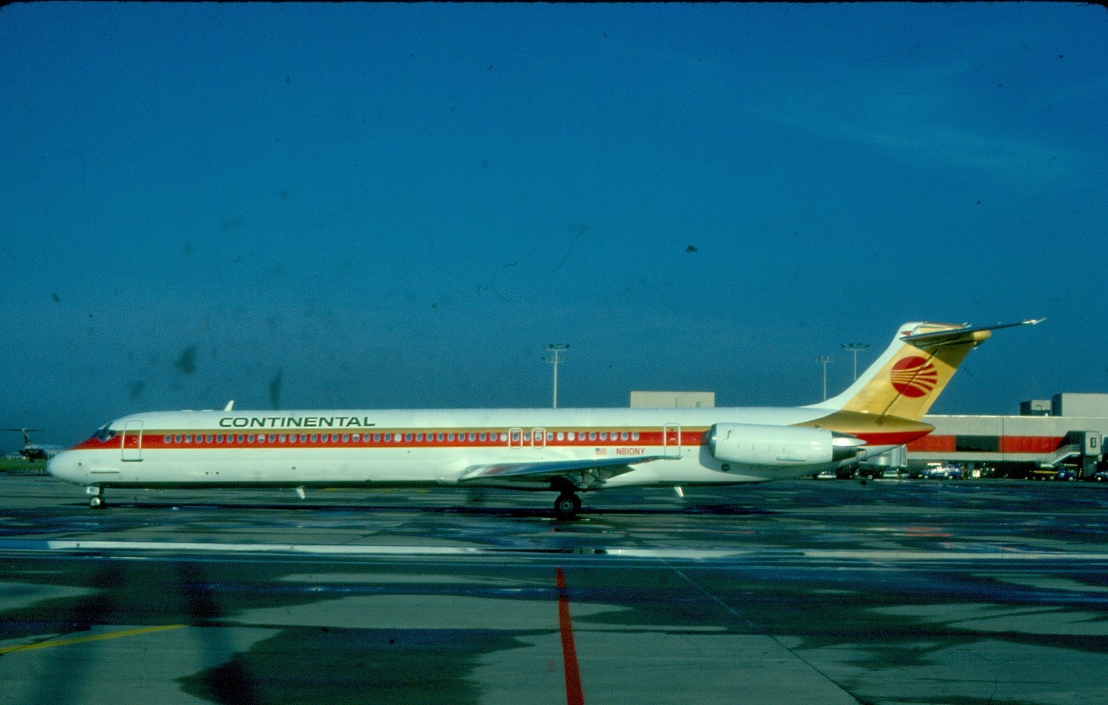 Q-600 N810NY CONTINENTAL MD-81 OLD COLORS ORIGINAL KODAK SLIDE Q-600 N810NY CONTINENTAL MD-81 OLD COLORS ORIGINAL KODAK SLIDE