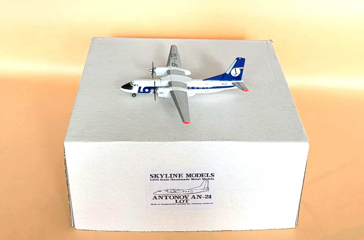 SkyLINE 1:200 Antonov An-24 Antonov An-24 LOT Polskie Linie Lotnicze SP-LTG SkyLINE 1:200 Antonov An-24 Antonov An-24 LOT Polskie Linie Lotnicze SP-LTG