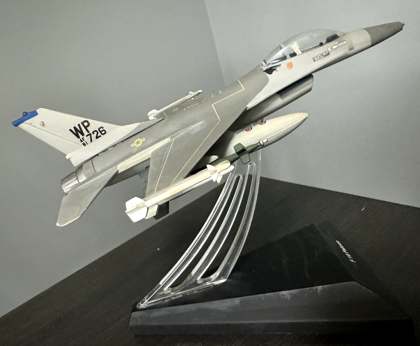 F 16 FALCON Plane Scale Model Desk Top Display Airplane Jet USAF Executive Navy