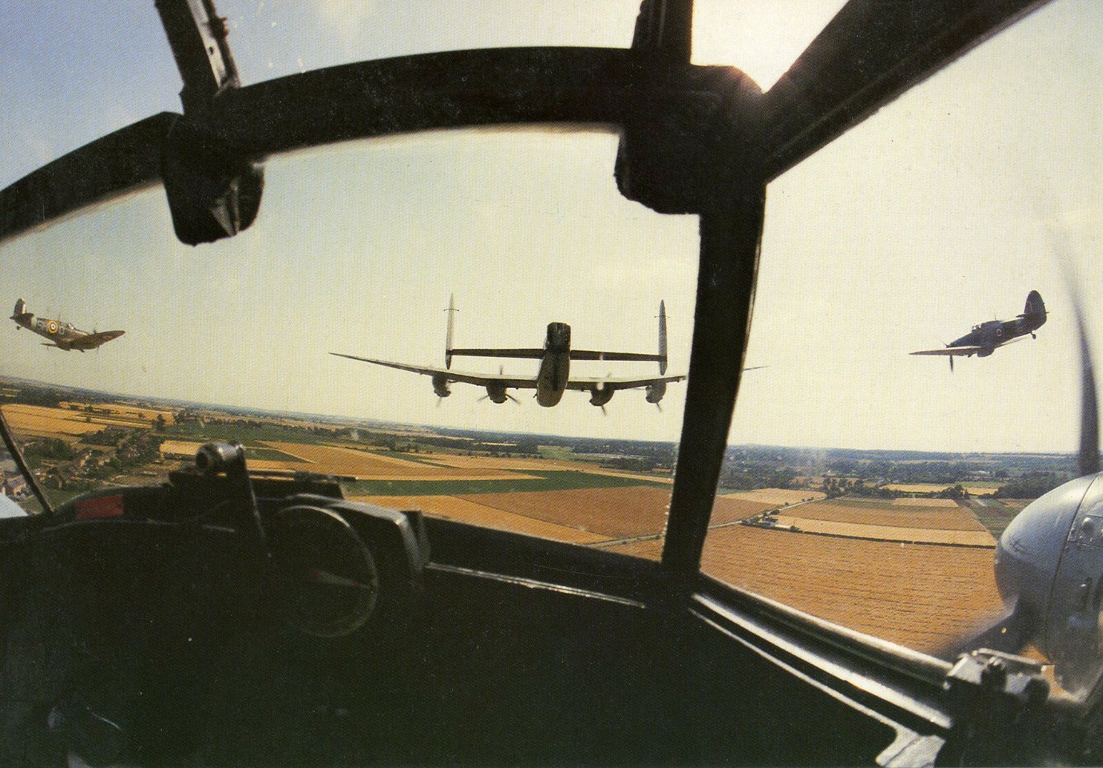 BATTLE OF BRITAIN MEMORIAL FLIGHT - LARGE POSTCARD. BATTLE OF BRITAIN MEMORIAL FLIGHT - LARGE POSTCARD.